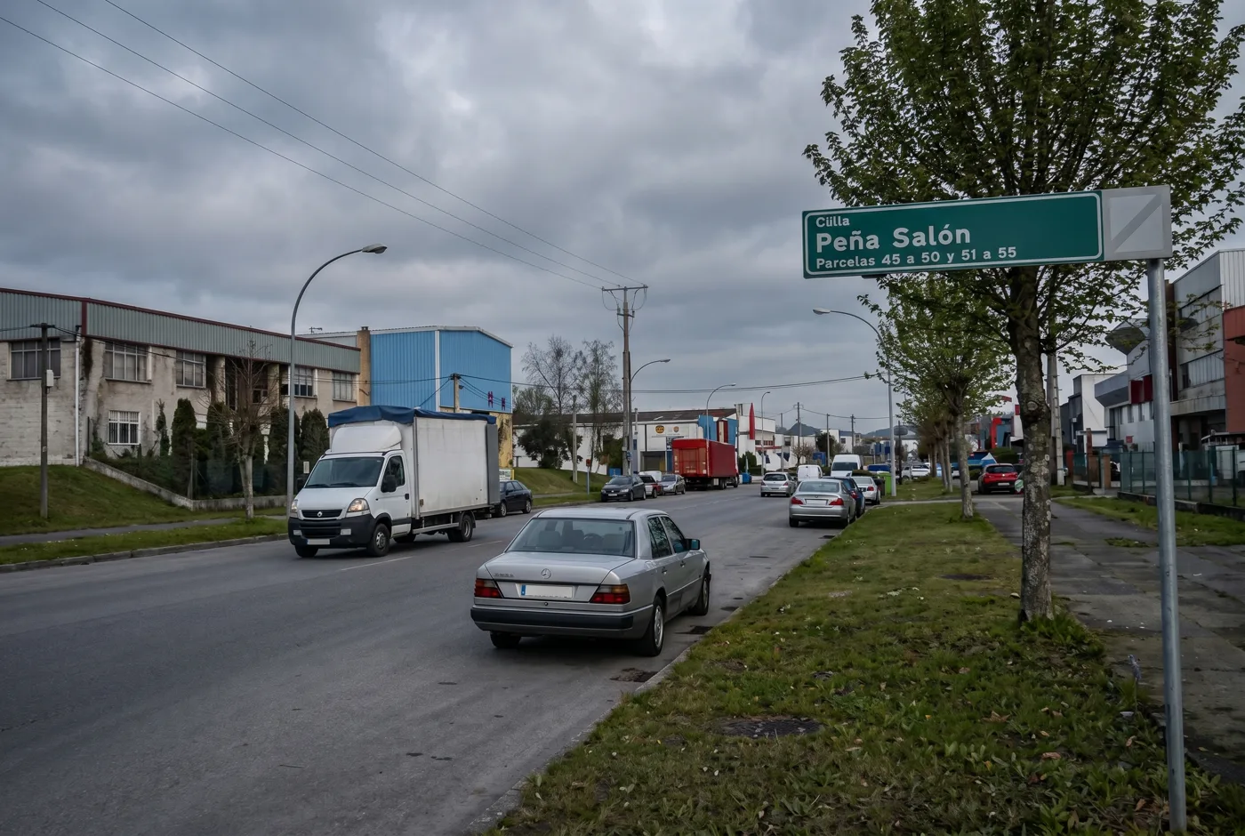 Calle Peña Salón, con su señal y las naves del polígono de Silvota